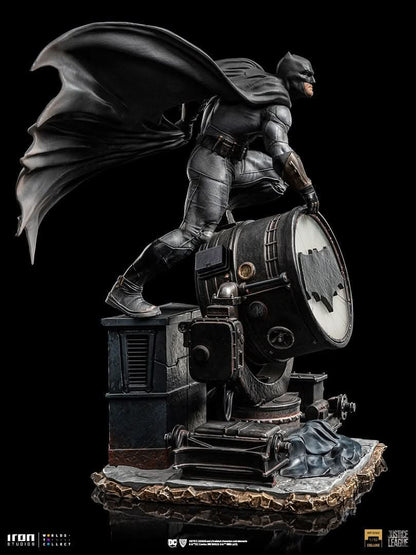 Batman on Batsignal Statue - Zack Snyder's Justice League - Art Scale 1/10