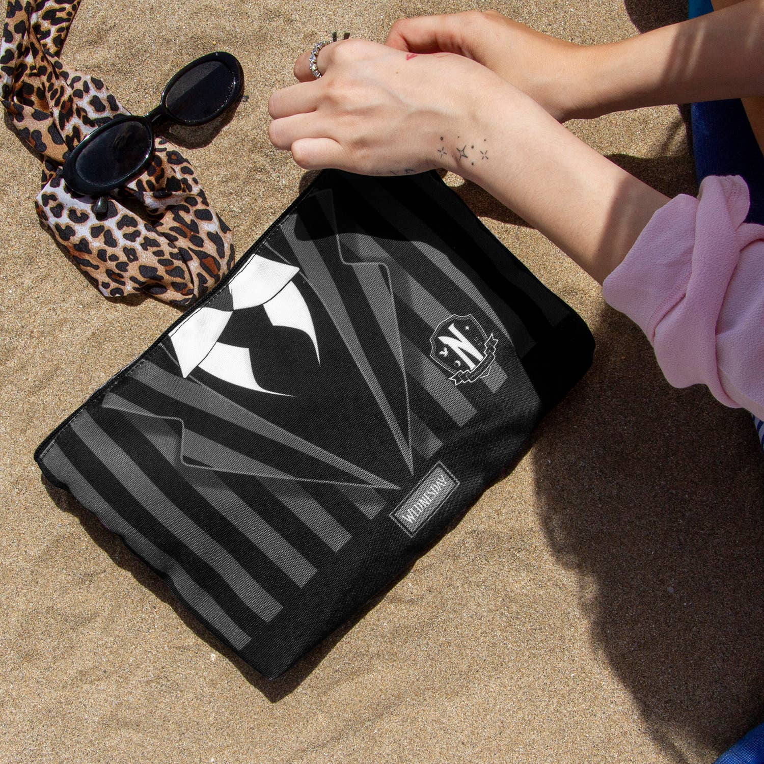 trousse de toilette mercredi uniforme karactermania