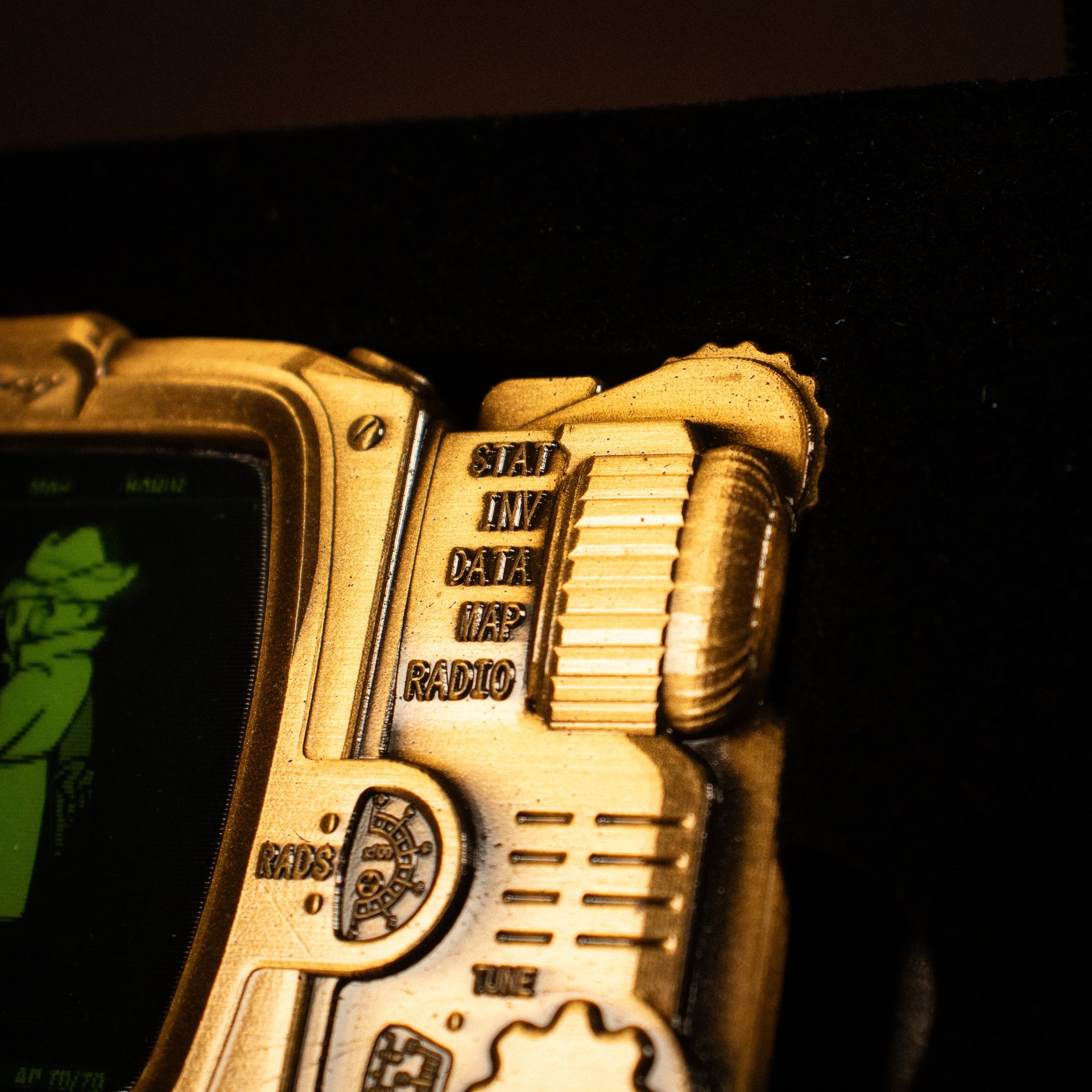 Objet collector Fallout - Pip-Boy Lenticular Ingot – Mysterious Stranger VariantLObjet collector Fallout - Pip-Boy Lenticular Ingot – Mysterious Stranger VariantiObjet collector Fallout - Pip-Boy Lenticular Ingot – Mysterious Stranger VariantnObjet collector Fallout - Pip-Boy Lenticular Ingot – Mysterious Stranger VariantgObjet collector Fallout - Pip-Boy Lenticular Ingot – Mysterious Stranger VariantoObjet collector Fallout - Pip-Boy Lenticular Ingot – Mysterious Stranger VarianttObjet collector Fallout - 