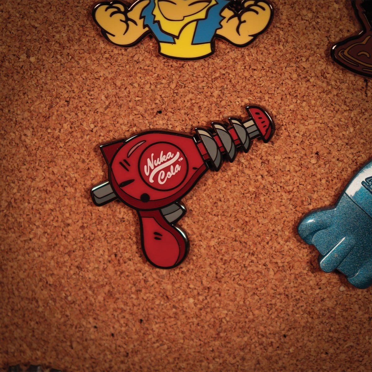 Display de 12 blind boxes Fallout - pin’s mystère Volume 2 - mise en situation 4