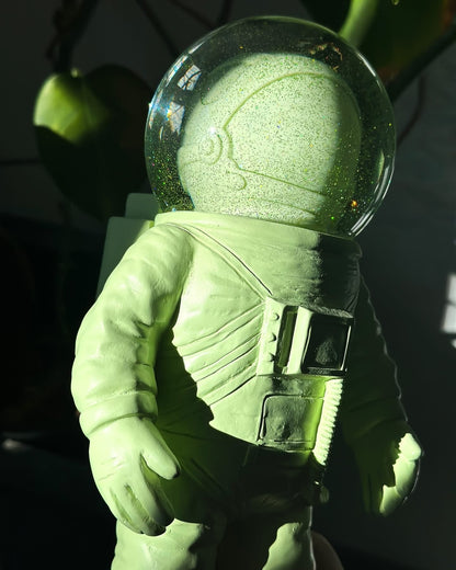 Riesige grüne Astronauten-Schneekugel