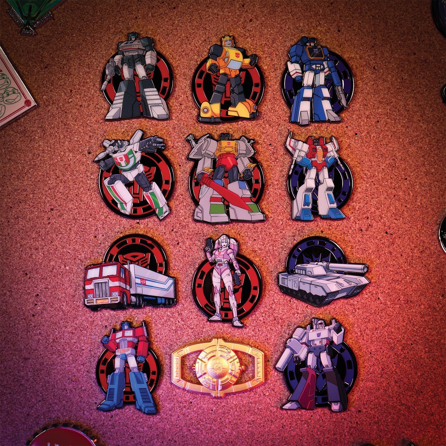 Display de 12 blind boxes Transformers - pin’s mystère - mise en situation 1