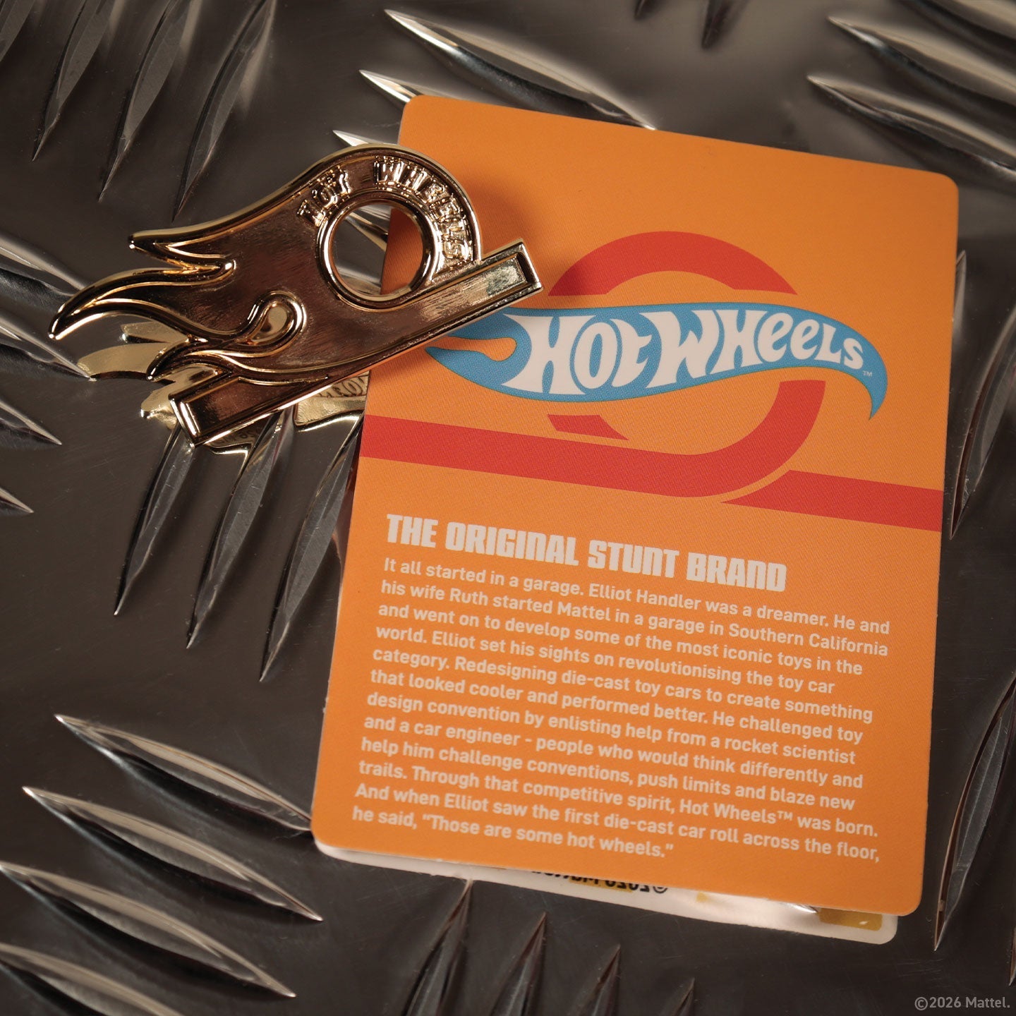 Display de 12 blind boxes Hot Wheels - pin’s mystère - mise en situation 2