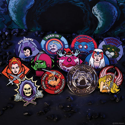 Display de 12 blind boxes Masters of the Universe - pin’s mystère - mise en situation 1