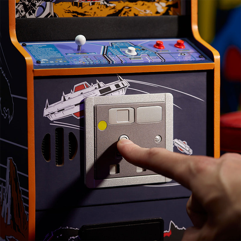 Space Invaders Quarter Size Arcade Cabinet + Münze.