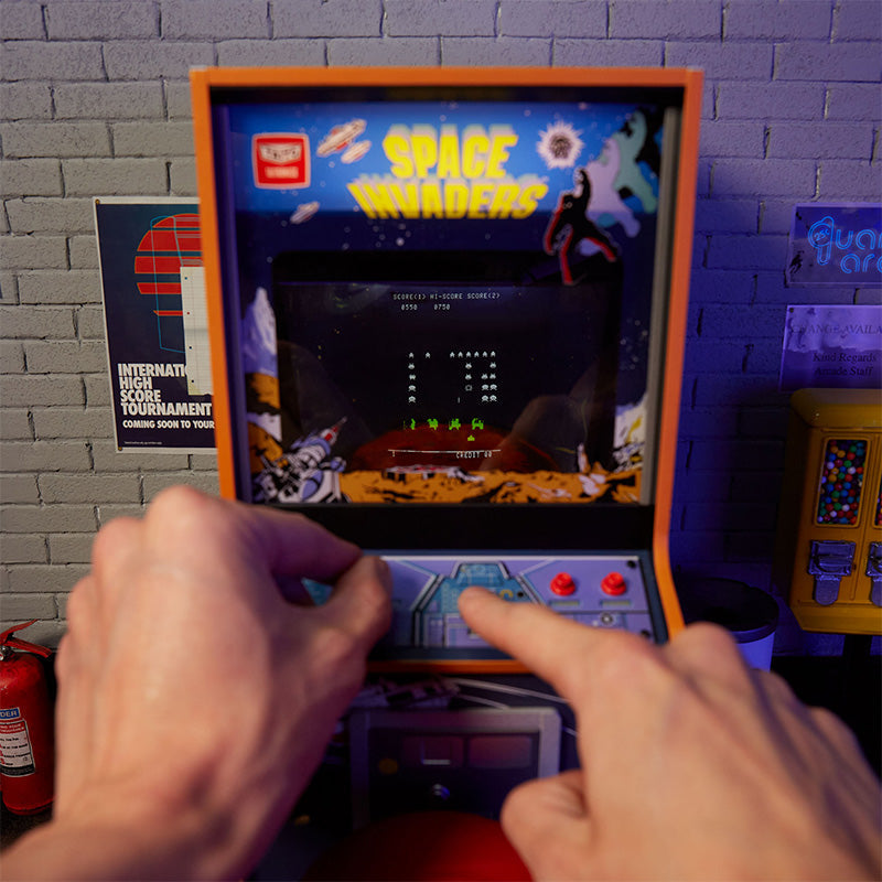 Space Invaders Quarter Size Arcade Cabinet + Münze.