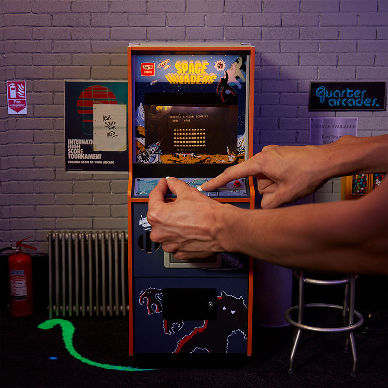 Space Invaders Quarter Size Arcade Cabinet + Münze.