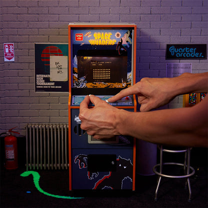 Space Invaders Quarter Size Arcade Cabinet + Münze.