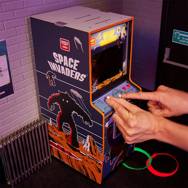 Space Invaders Quarter Size Arcade Cabinet + Münze.