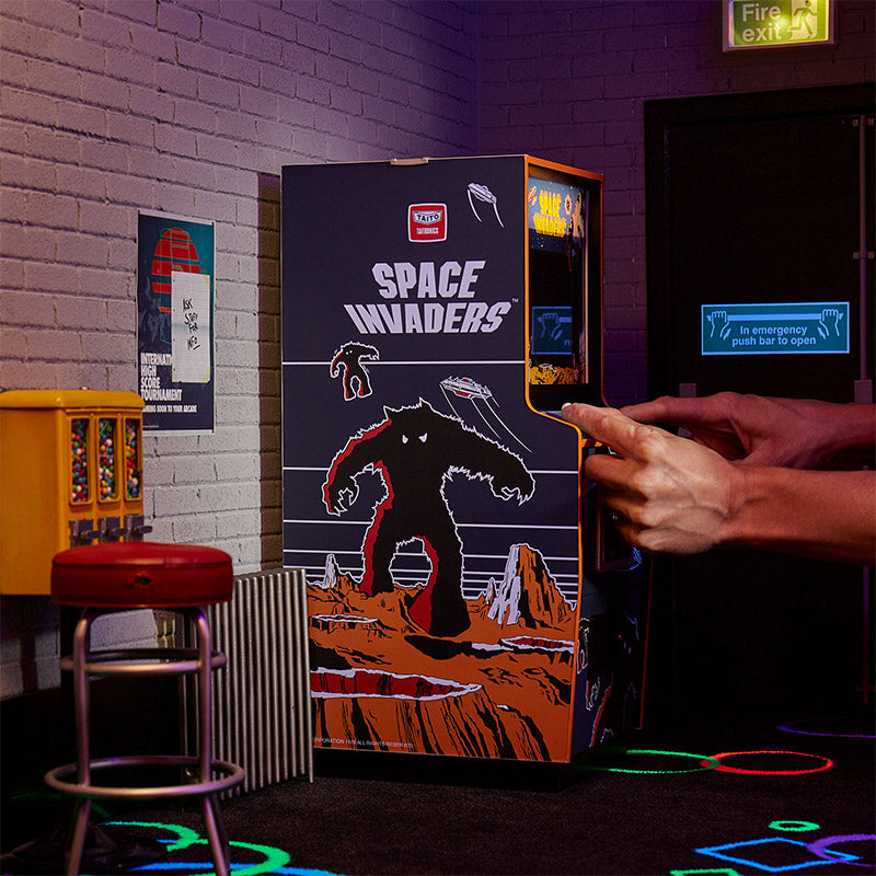 Space Invaders Quarter Size Arcade Cabinet + Münze.