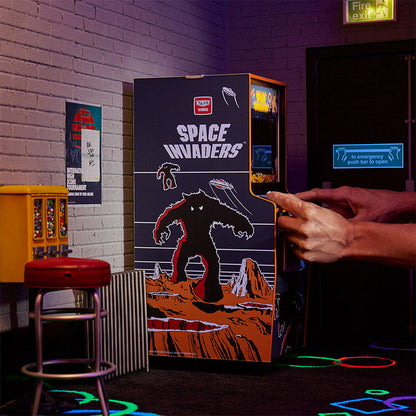 Space Invaders Quarter Size Arcade Cabinet + Münze.