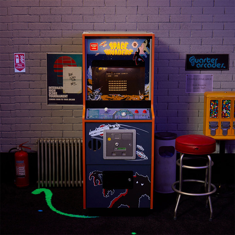 Space Invaders Quarter Size Arcade Cabinet + Münze.