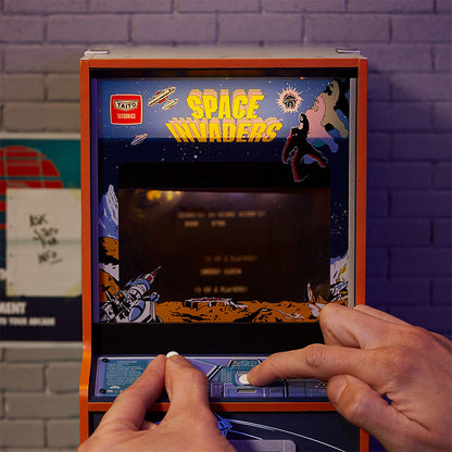 Space Invaders Quarter Size Arcade Cabinet + Münze.