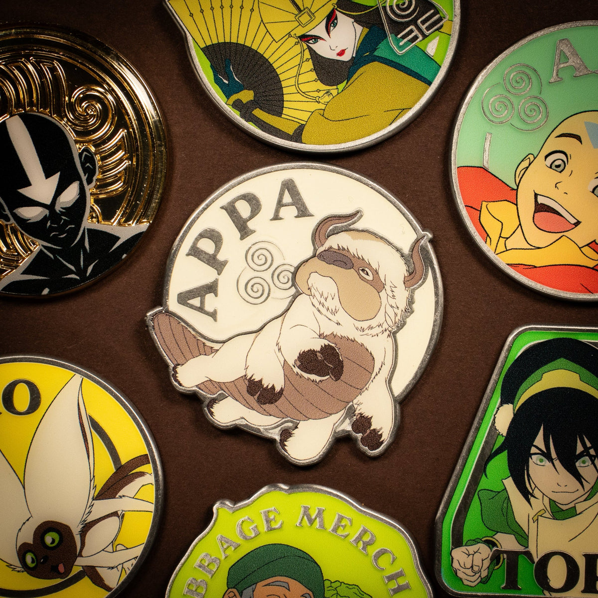 Display de 12 blind boxes Avatar : Le Dernier Maître de l’Air - pin’s mystère - mise en situation 3