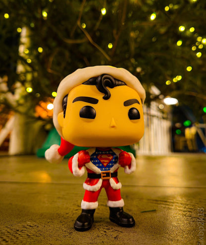 Superman mit einem Weihnachtspullover - DC Comics Urlaub