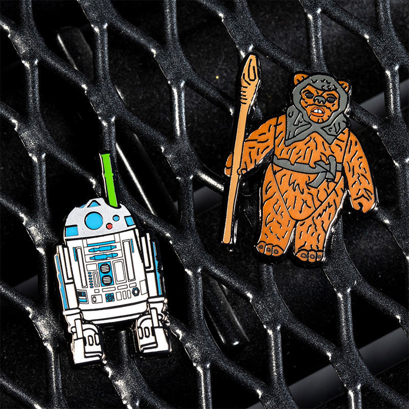 Star Wars Pin-Set 1.42 – R2-D2 (mit aufklappbarem Lichtschwert) und Romba